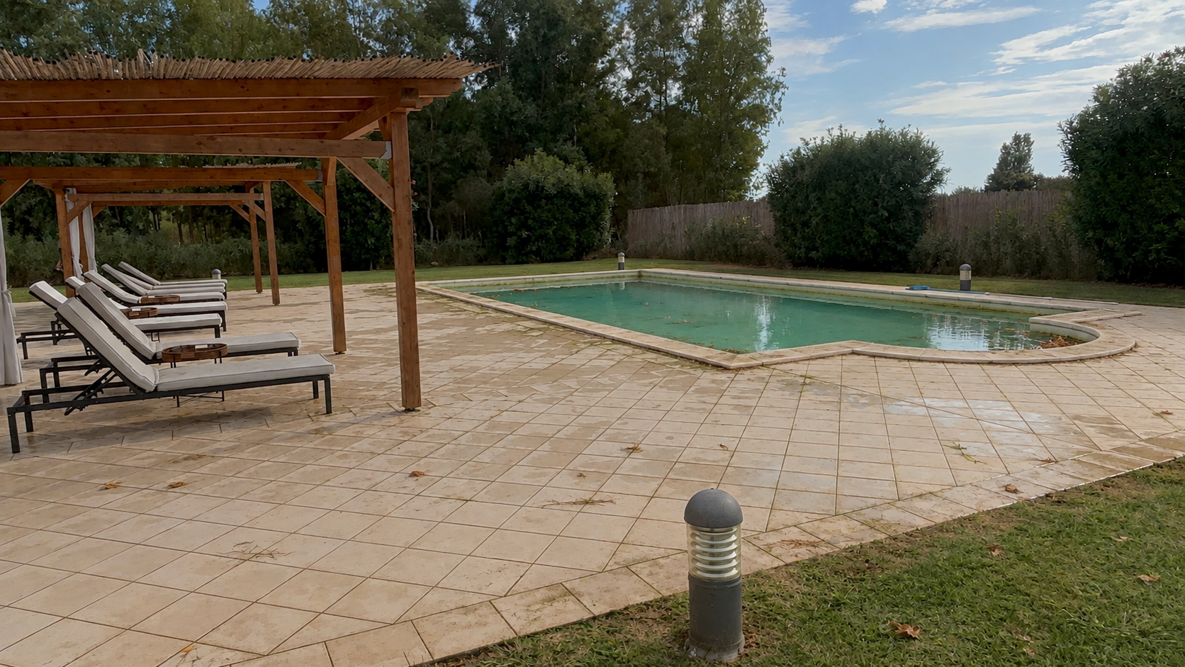Piscina prima dell'intervento