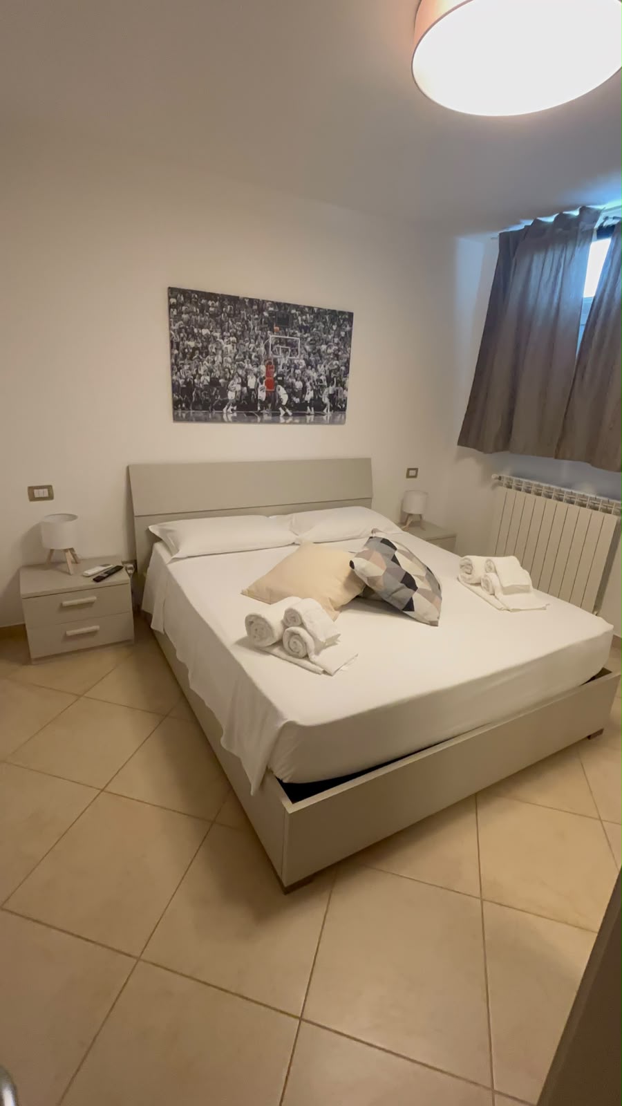Letto preparato con biancheria e set cortesia