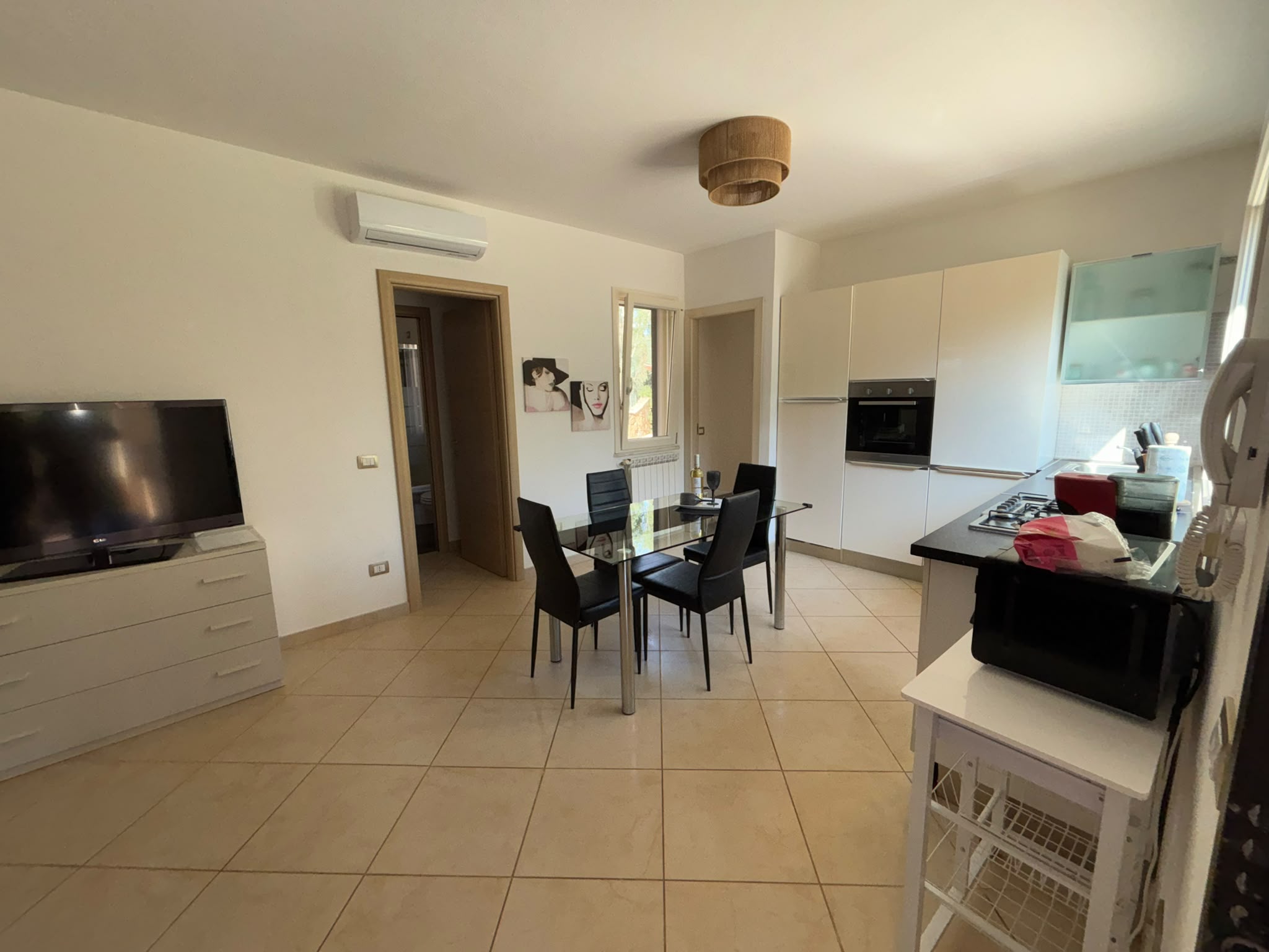 Soggiorno di una casa vacanza dopo la pulizia