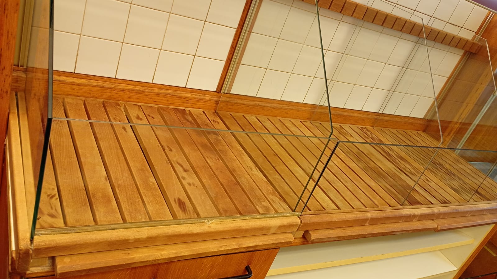 Dettaglio di un piano in legno pulito e lucidato