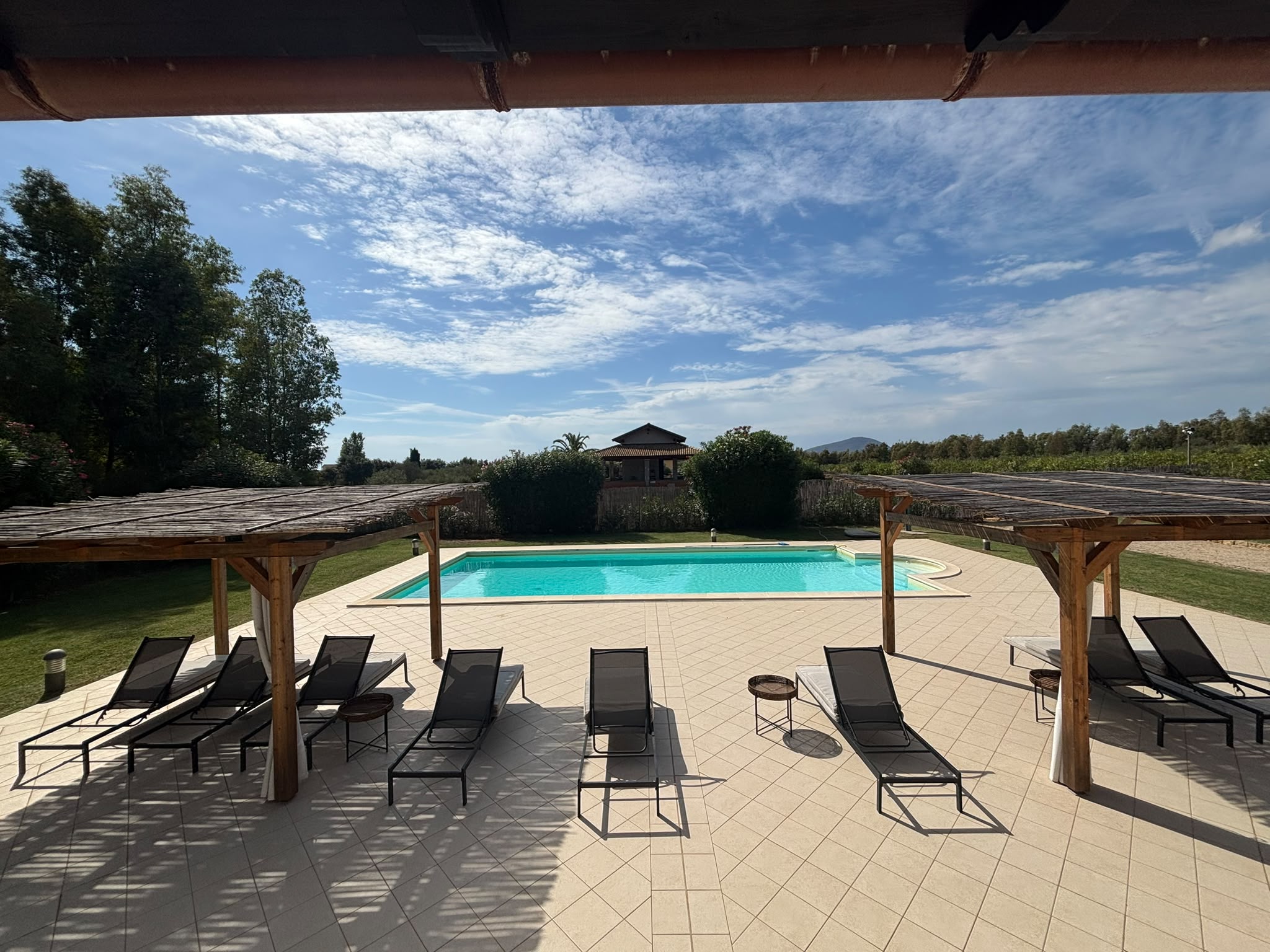 Piscina di una villa con acqua cristallina dopo la pulizia professionale